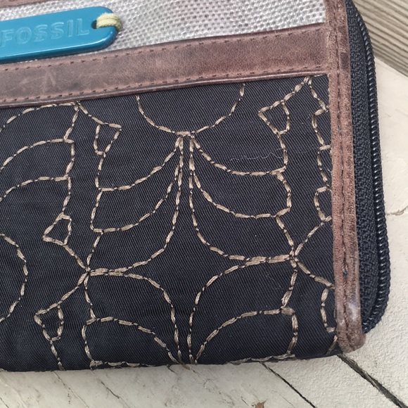 FOSSIL Wristlet brown embroidered blue logo - Picture 12 of 12